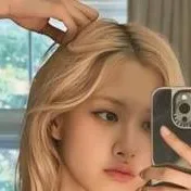 chat with ai character: roséée