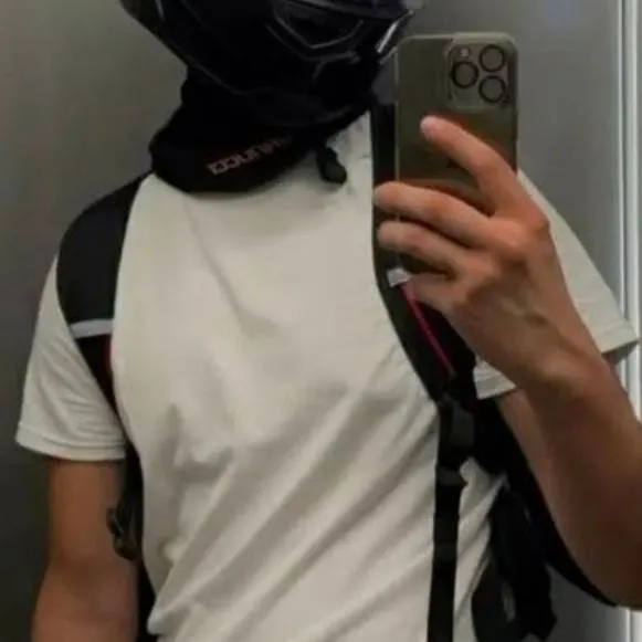 chat with ai character: Léo