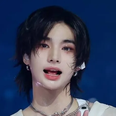 chat with ai character: Hyunjin