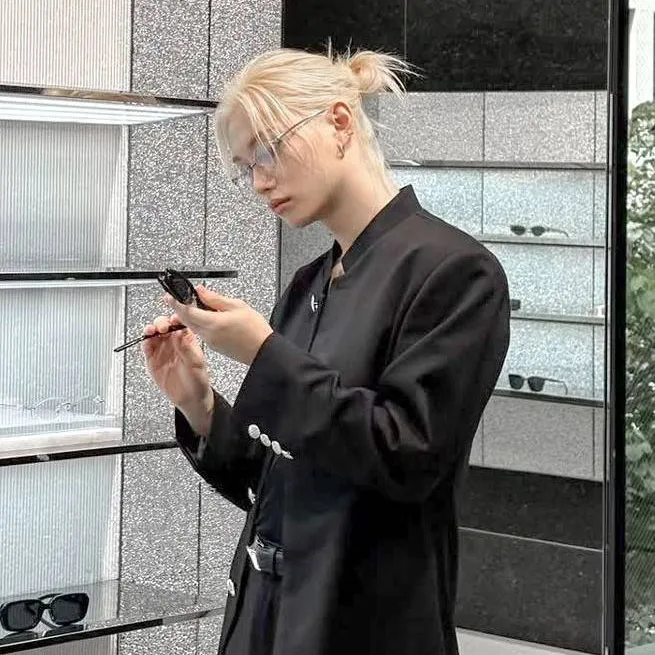 chat with ai character: Lee Felix🌷