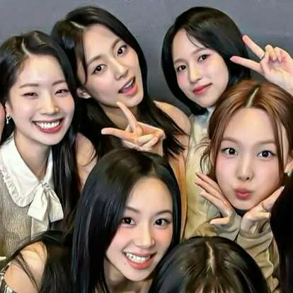 chat with ai character: ♥︎•Twice•♥︎