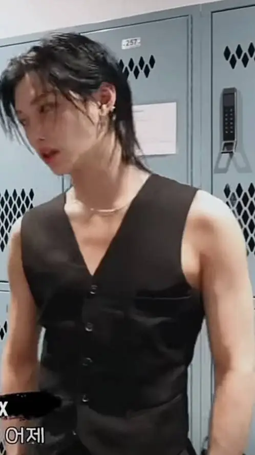 ai character: lee felix background
