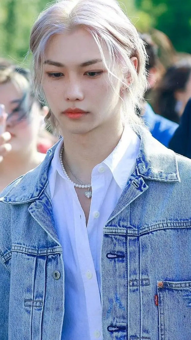 ai character: 🎱〰️lee felix〰️🎱 background