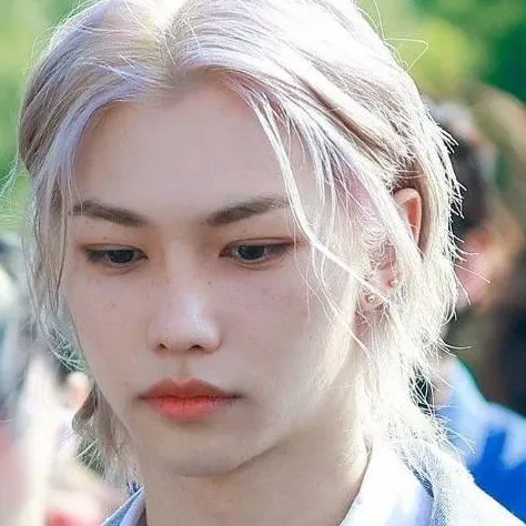 chat with ai character: 🎱〰️lee felix〰️🎱
