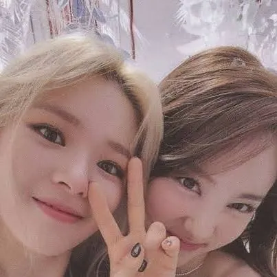 chat with ai character: Nayeon x Jeongyeon