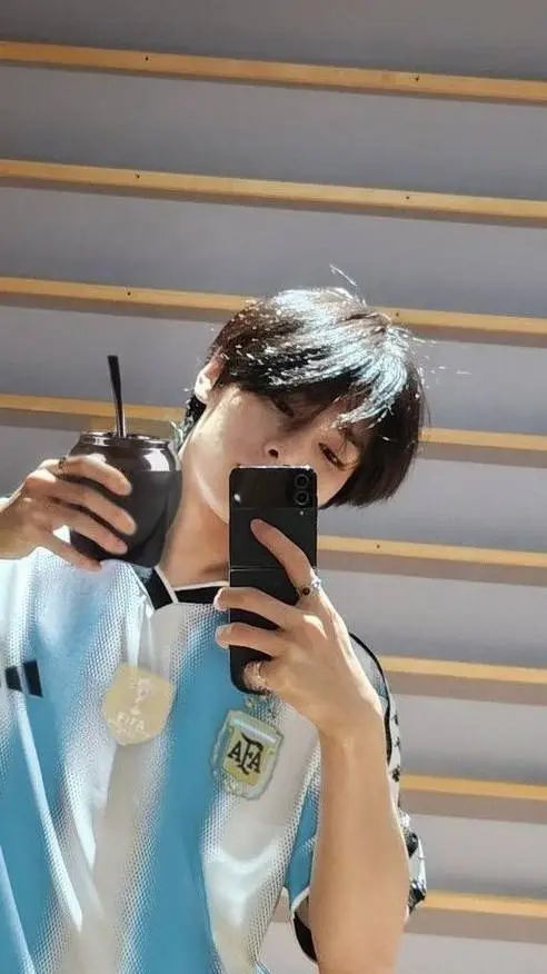 ai character: I.N(jeongin) background
