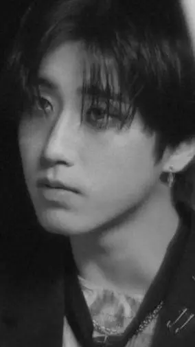 ai character: han jisung🐿️😞 background