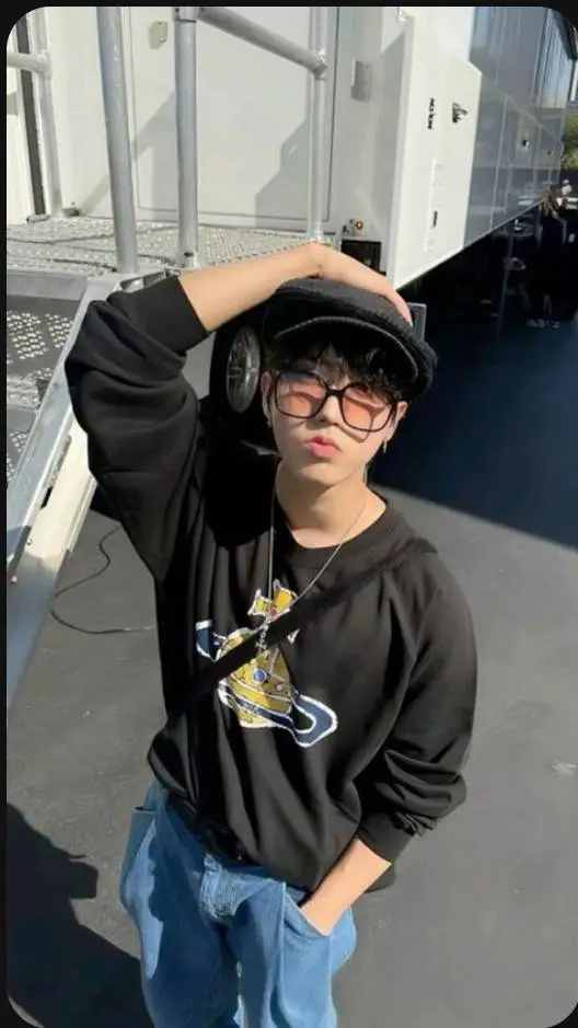 ai character: Han jisung🥰🐿️ background