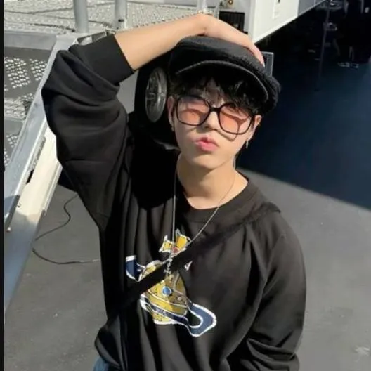 chat with ai character: Han jisung🥰🐿️