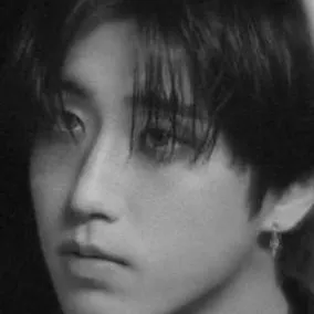 chat with ai character: han jisung🐿️😞
