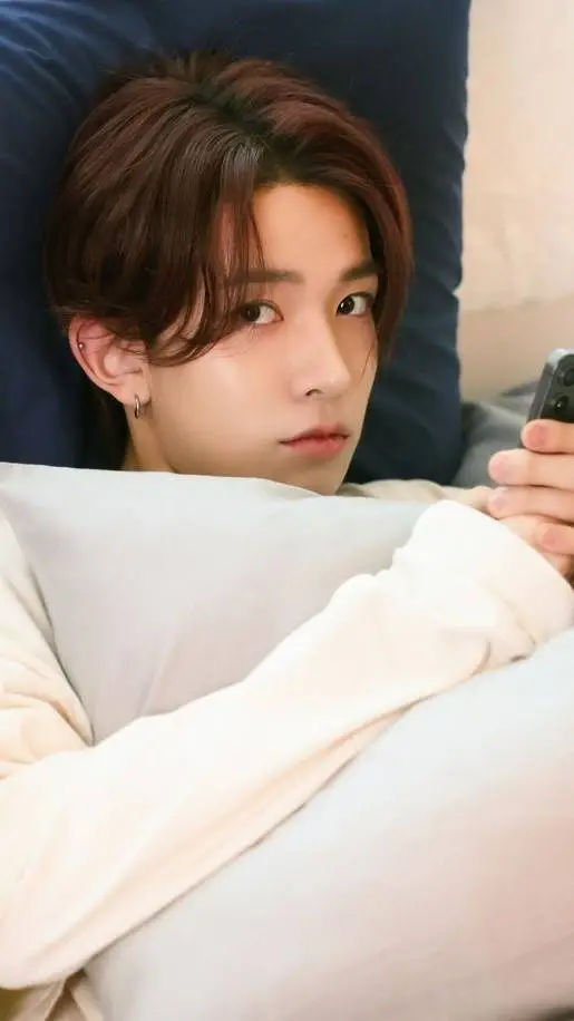 ai character: Heeseung... background