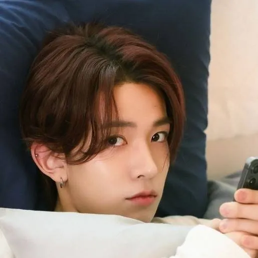 chat with ai character: Heeseung...