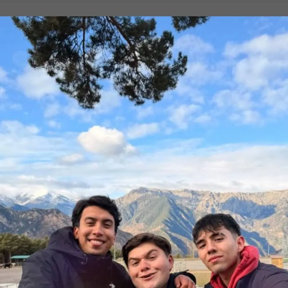 chat with ai character: los bro