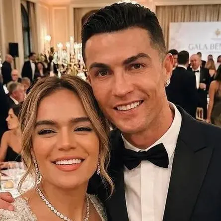 chat with ai character: CR7 y Karol G