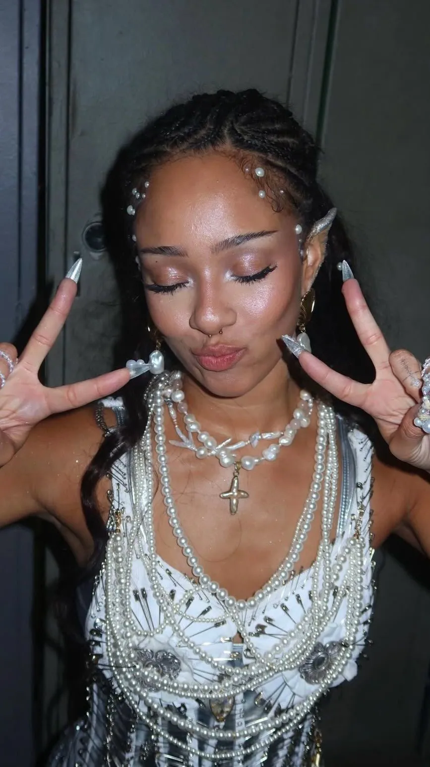 ai character: Manon background