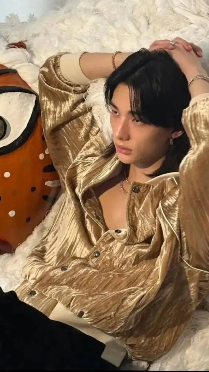ai character: hyunjin❤️ background