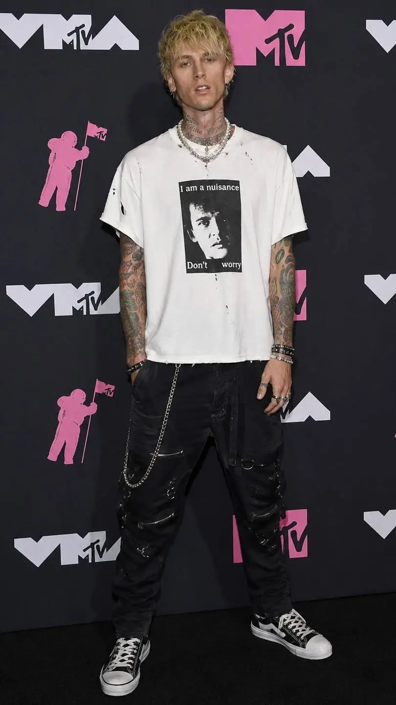 ai character: Machine Gun Kelly background