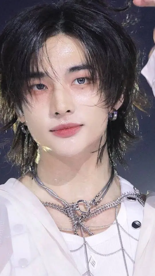 ai character: SKZ/Hyunjin background