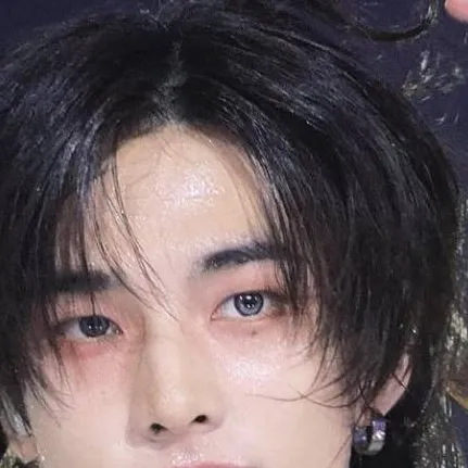 chat with ai character: SKZ/Hyunjin