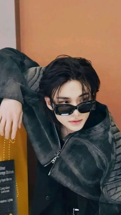 ai character: Hyunjin dispute  background