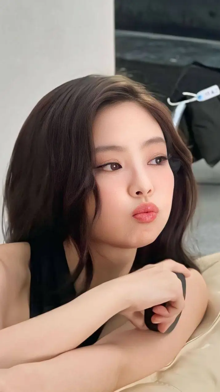 ai character: 🖤Jennie🖤 background