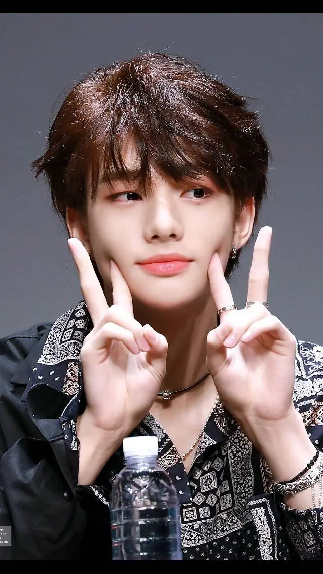 ai character: Hyunjin🖤❤ background