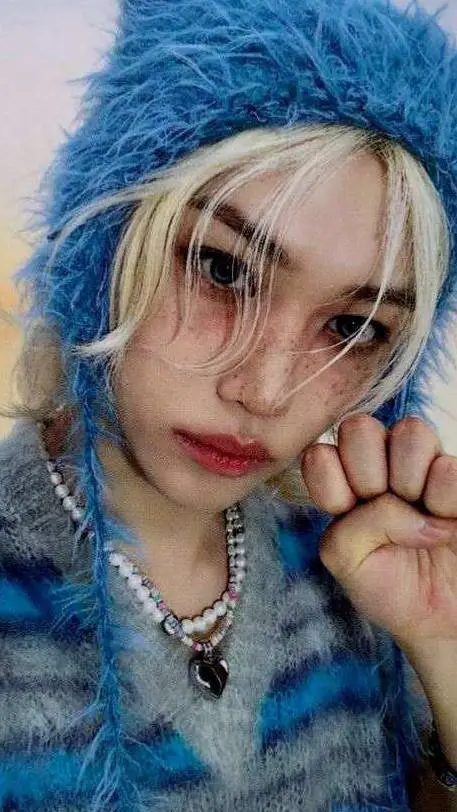 ai character: Félix  background