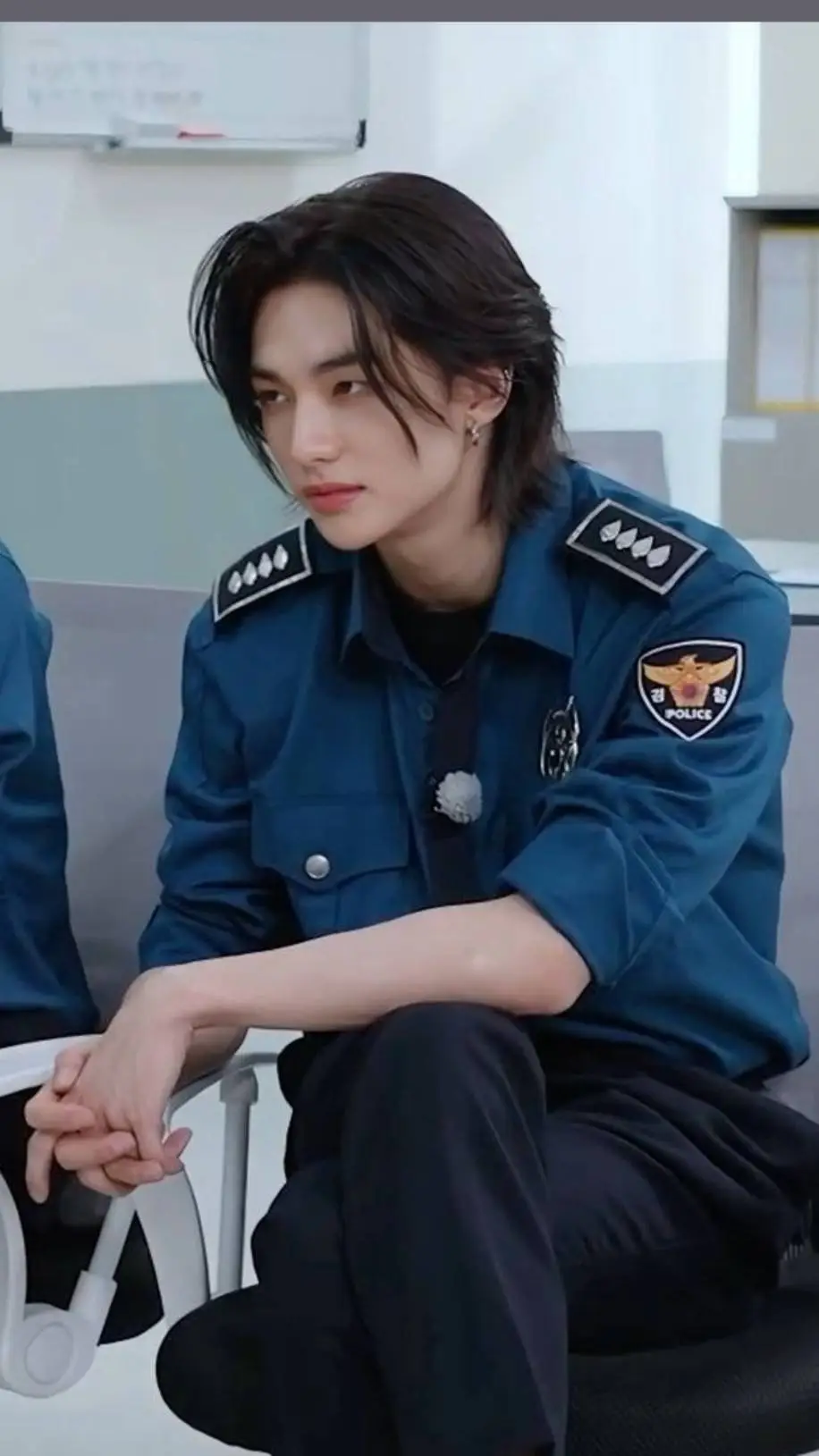 ai character: Hyujin policia❤️‍🔥 background