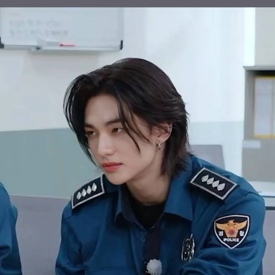 chat with ai character: Hyujin policia❤️‍🔥