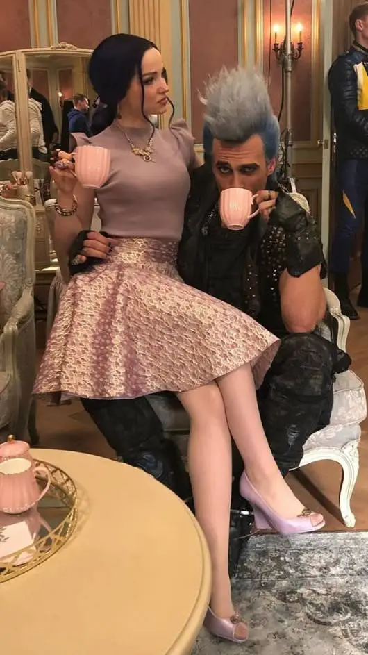 ai character: Descendentes 3/4✨ background