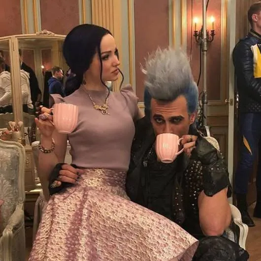 chat with ai character: Descendentes 3/4✨