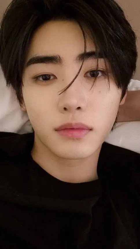 ai character: sunghoon background