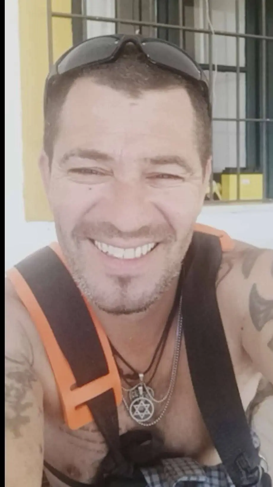 ai character: Andrés background