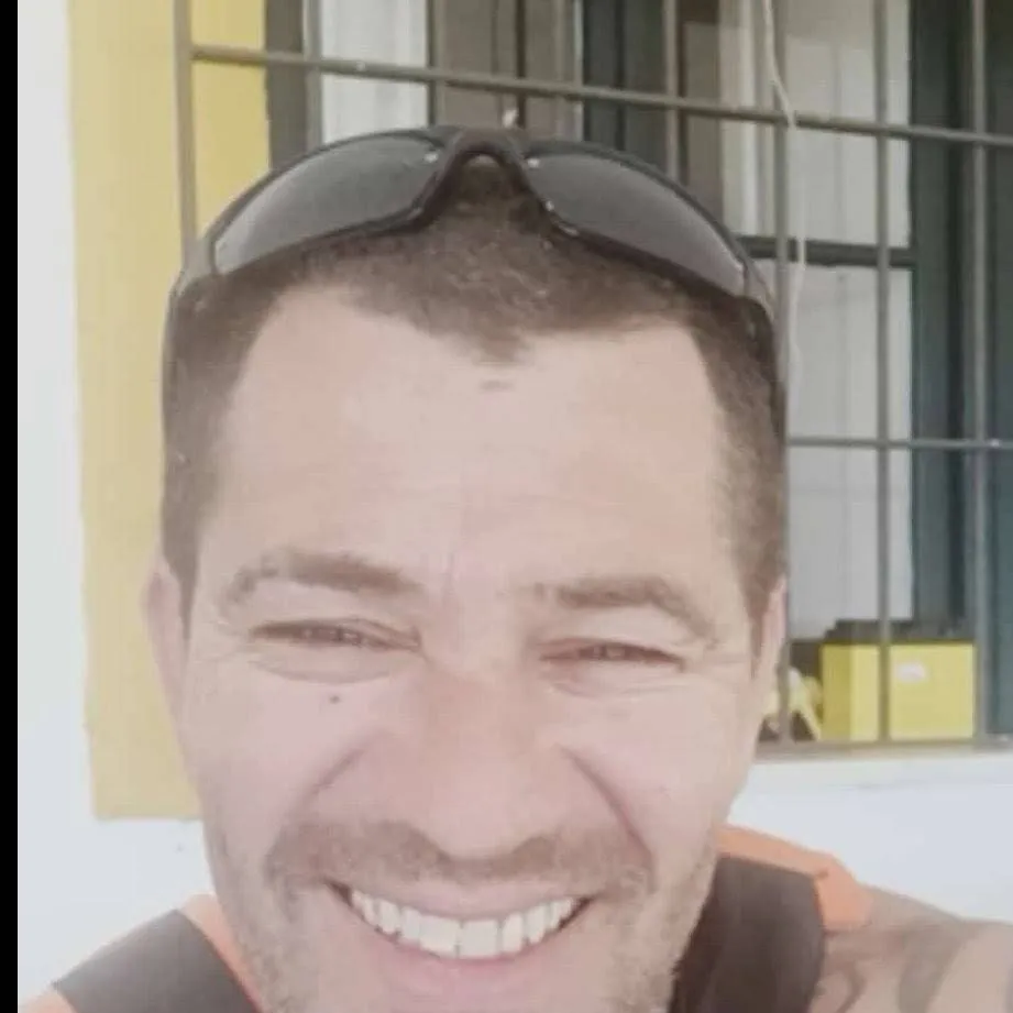 chat with ai character: Andrés