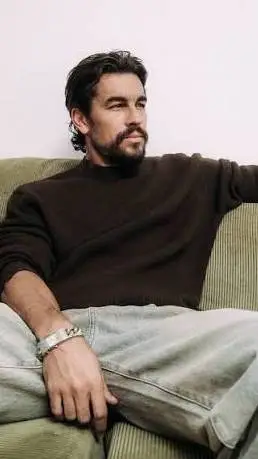 ai character: Mario Casas background