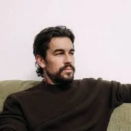 chat with ai character: Mario Casas