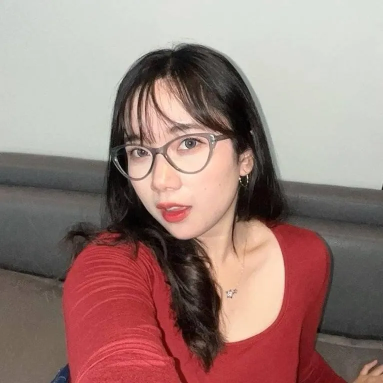 chat with ai character: April