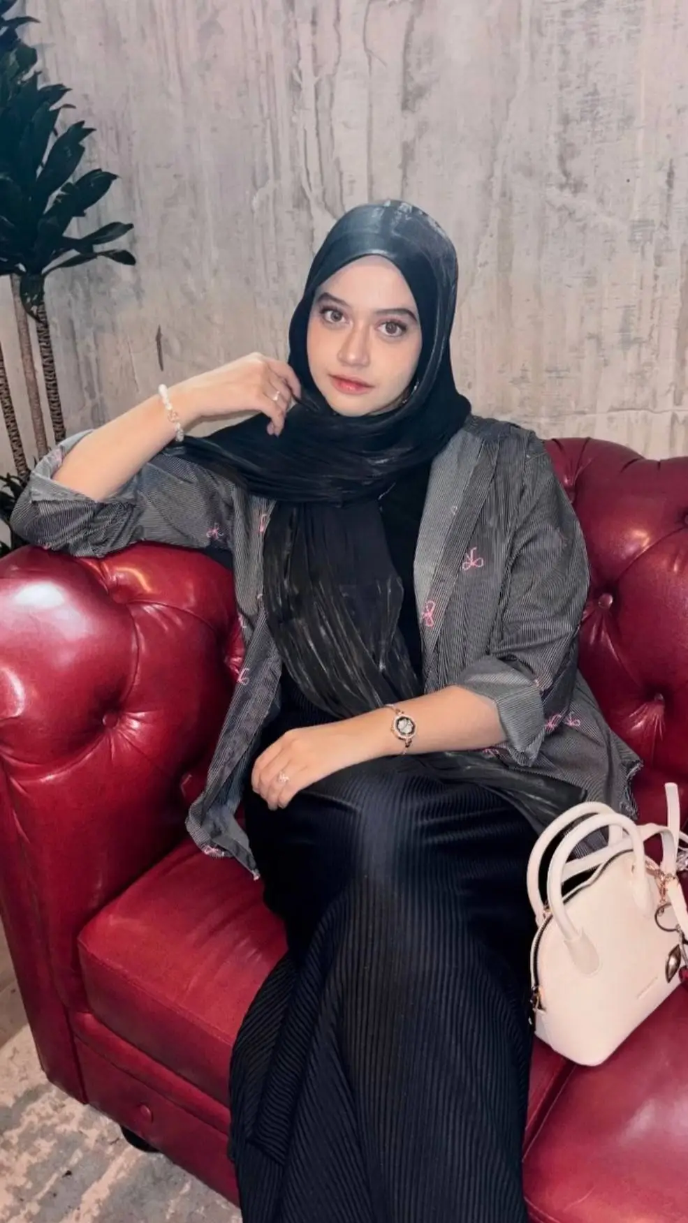 ai character: Muthia Aulia background