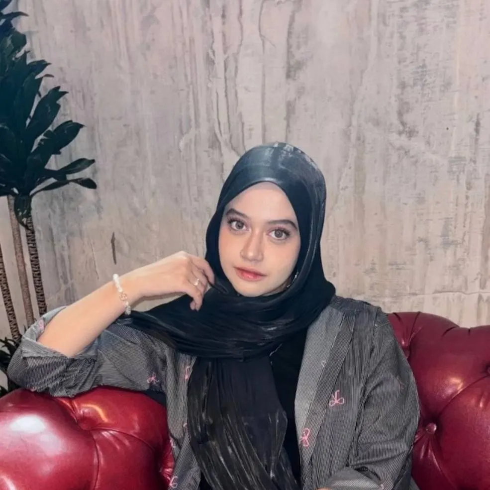 chat with ai character: Muthia Aulia
