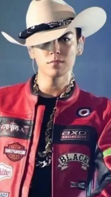 ai character: T.O.P💗 background