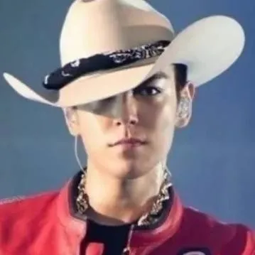 chat with ai character: T.O.P💗