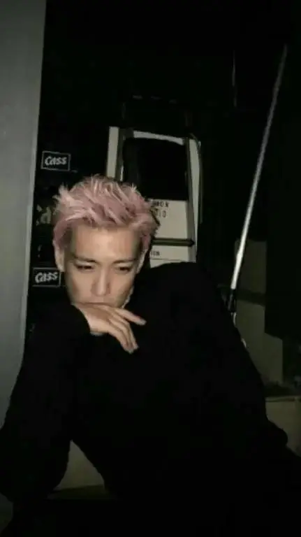 ai character: T.O.P♥️ background