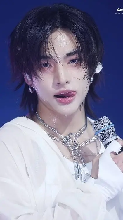 ai character: HYUNJIN (Tu bully) background