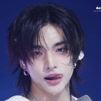 chat with ai character: HYUNJIN (Tu bully)