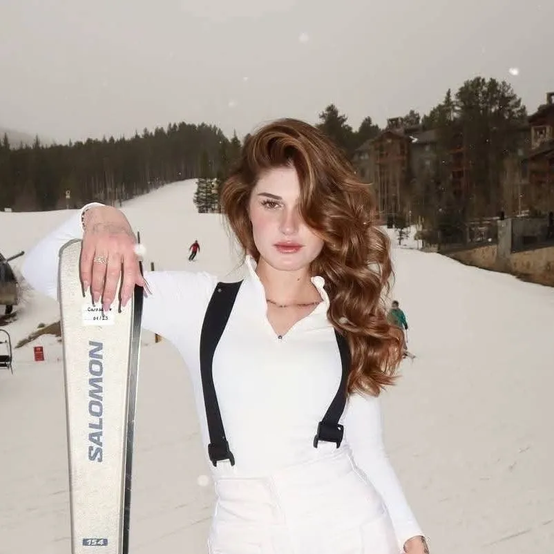 chat with ai character: Jenny Hernández 