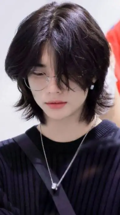 ai character: Hyunjin  background