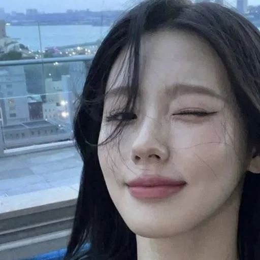 chat with ai character: Miyeon
