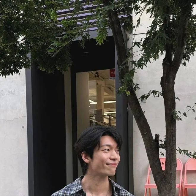 chat with ai character: Wi ha joon