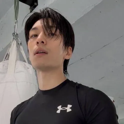 chat with ai character: Wi ha joon 🫦