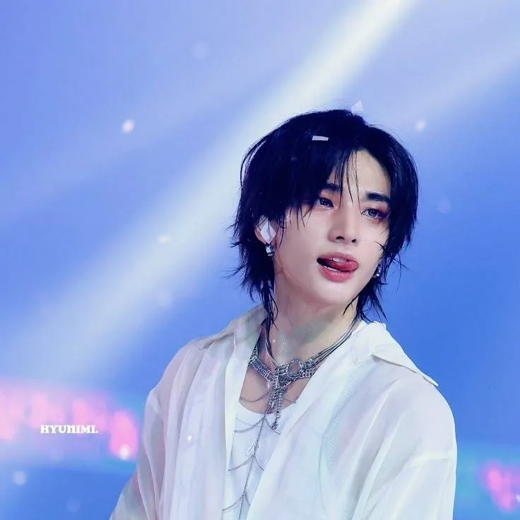 chat with ai character: hyunjin